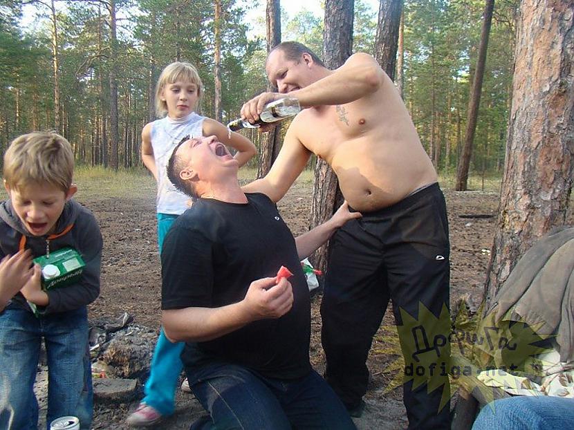 pyaniy-patsan-na-prirode-porno-smotret-v-plate-rasplatilas-naturoy