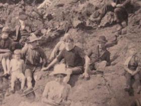 Vai 1917. g. fotogrāfijā ir redzams ceļotājs laikā?