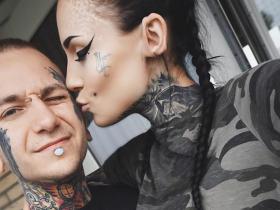 Tetovēta latviete Monami Frost laidusi pasaulē meitu