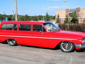 1961 Chevrolet Impala Parkwood Station Wagon tapšana.