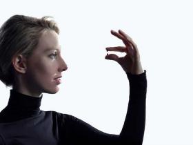 Mazie lielie meli. Elizabeth Holmes lieta.