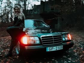 Blondīne un Mercedes Benz c124